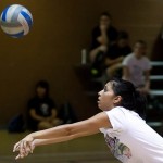 An Española player passes the ball